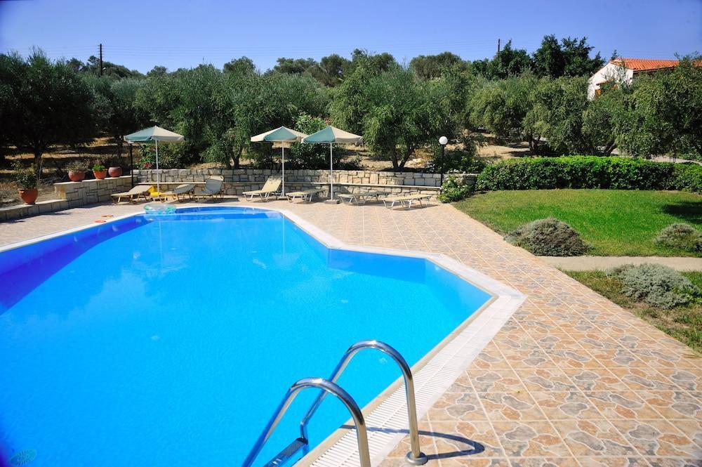 Lefkothea Villas With Large Pool, Bbq & Playground Adelianos Kampos Exterior photo