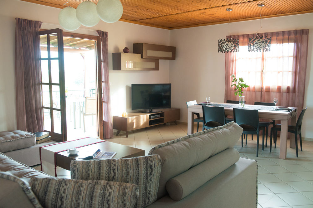 Lefkothea Villas With Large Pool, Bbq & Playground Adelianos Kampos Exterior photo